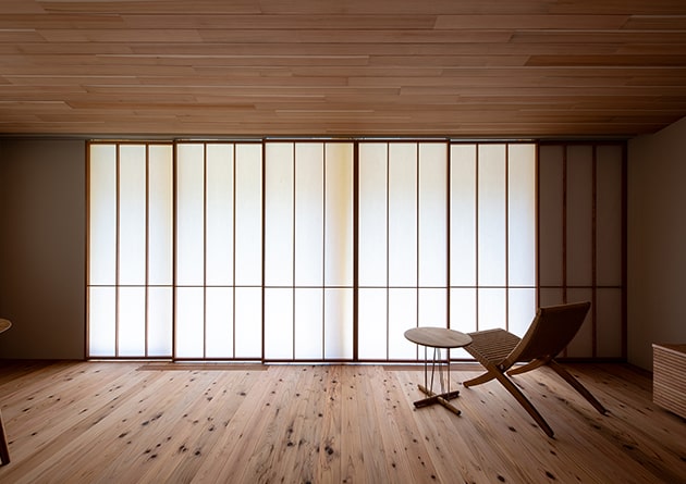 杉と障子が織りなす、情趣に満ちた平屋。
